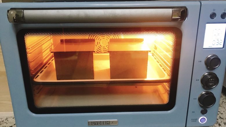 四色眼影吐司,烤箱中下层上下火170度32分钟，火力时间根据自己烤箱模具调节。