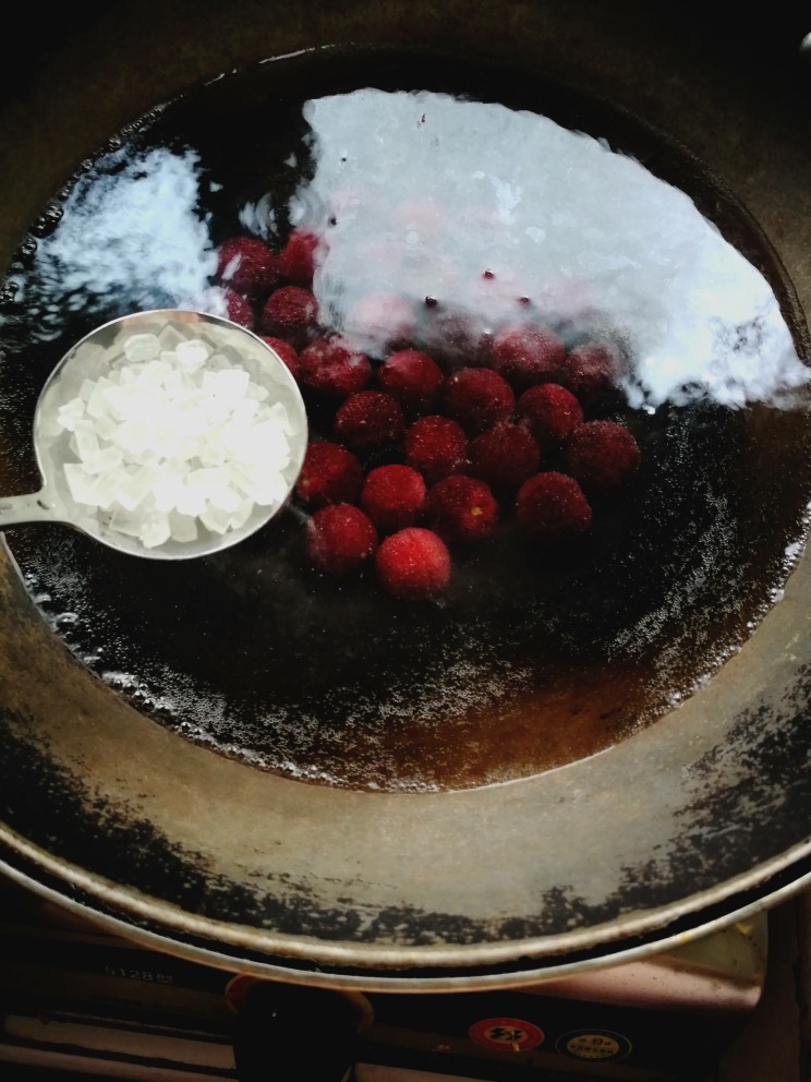 杨梅汤,待水煮自半开，根据自己口味加入冰糖，煮开后，小火煮15-30分钟，起锅。