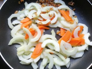 时蔬炒意粉,虾米炒香后，加入吊瓜和红萝卜，翻炒一下