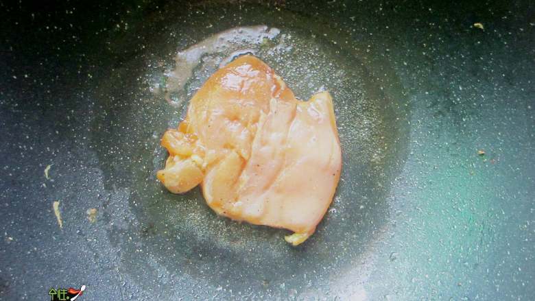减肥餐——黑椒鸡胸肉色拉,煎锅中放入少许油，放入鸡排煎