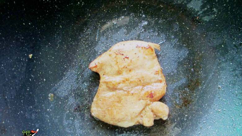 减肥餐——黑椒鸡胸肉色拉,最后筷子能轻松插入鸡胸肉，并没有流出汁液就可以出锅