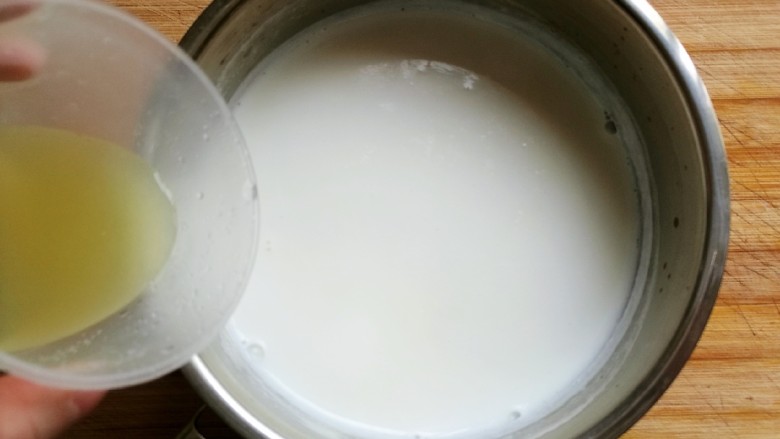 起司柠檬炸甜丸,在热牛奶中倒入20mL的柠檬汁。