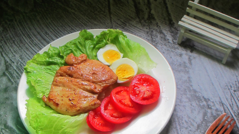 减肥餐——黑椒鸡胸肉色拉,鸡胸肉是一个蛋白质高、油脂低的部位