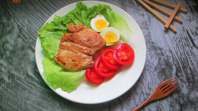 减肥餐——黑椒鸡胸肉色拉,一片鸡胸肉大概150g并含有20%也就是30g的蛋白质，在健身界或减脂界中他是一项圣品。