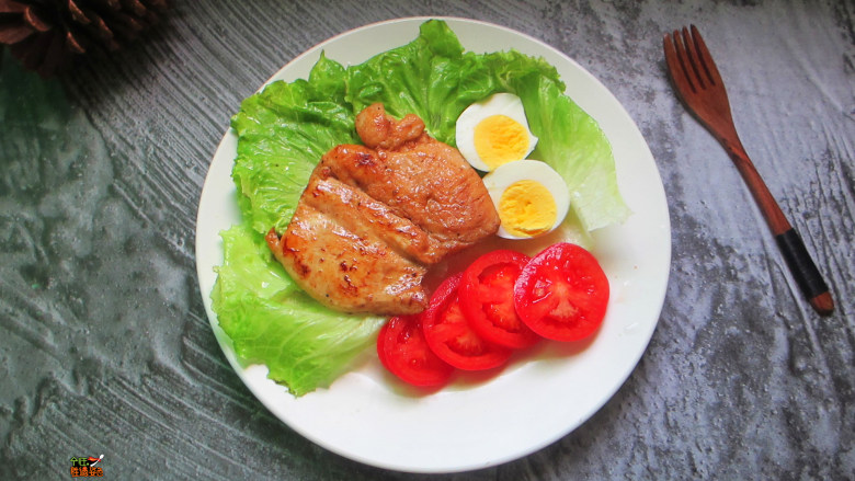 减肥餐——黑椒鸡胸肉色拉,很多人不喜欢吃鸡胸肉，说是口感不好，如果你还没开始吃鸡胸，说明你并没有认真在减肥。