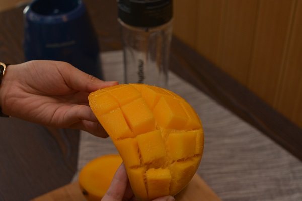 芒果早餐奶,轻轻松松的掰开芒果