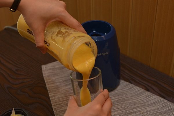 芒果早餐奶,在家里可以倒出来，这个榨汁杯是可以直接换盖子当随身杯的