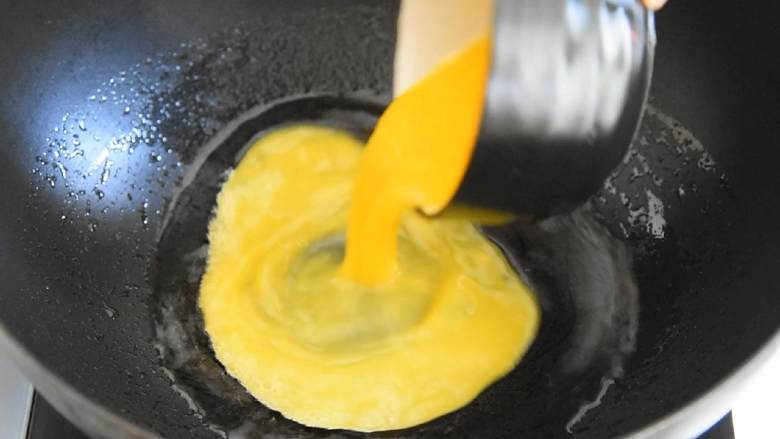 大葱木耳炒鸡蛋—没有肉也能很下饭,油温6成热，下蛋液，炒熟盛出。