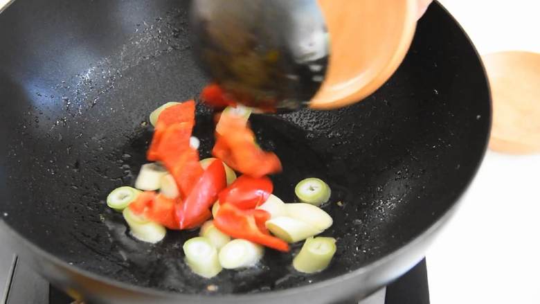 大葱木耳炒鸡蛋—没有肉也能很下饭,锅里少量油，放入大葱、红椒翻炒。