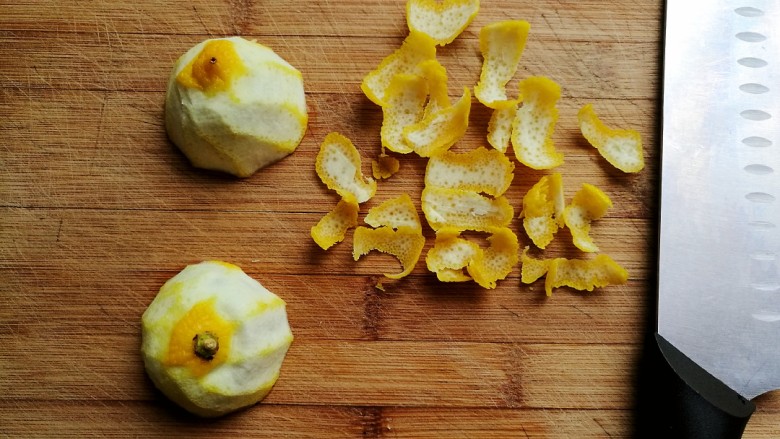 起司柠檬炸甜丸,挤完汁的柠檬皮不要浪费，削出表面薄层。