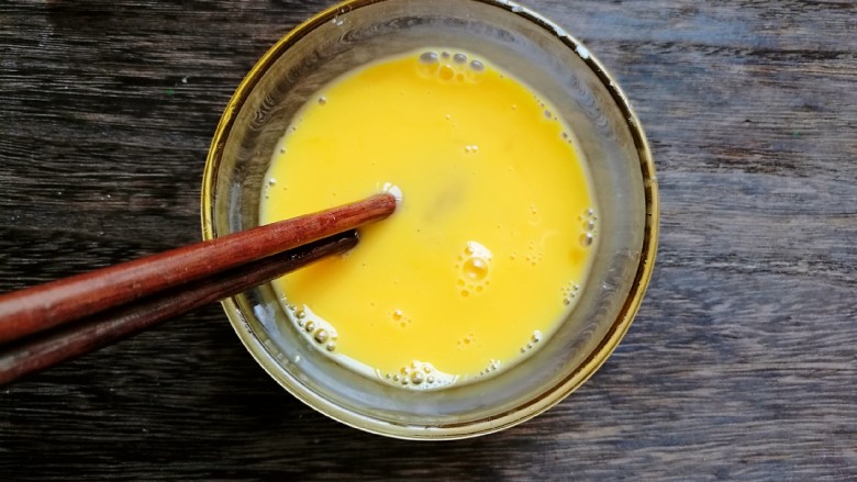 起司柠檬炸甜丸,鸡蛋用筷子打散。