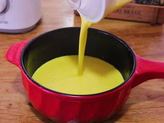 超爽口嫩滑芒果酸奶布丁,打至细腻后倒入奶锅中 