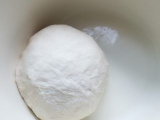 韭菜鸡蛋煎饼,用温水260克化开酵母加点盐加一点糖揉成光滑面团，盖好静置发酵