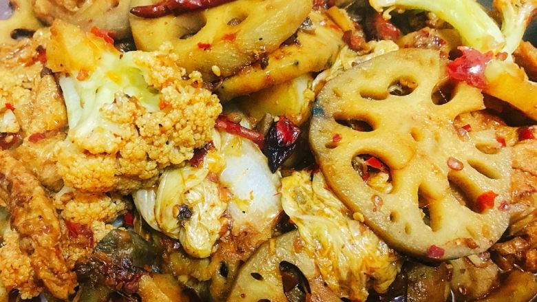 香辣什蔬干锅 超级开胃素菜,翻炒均匀，大火收汁即可。
