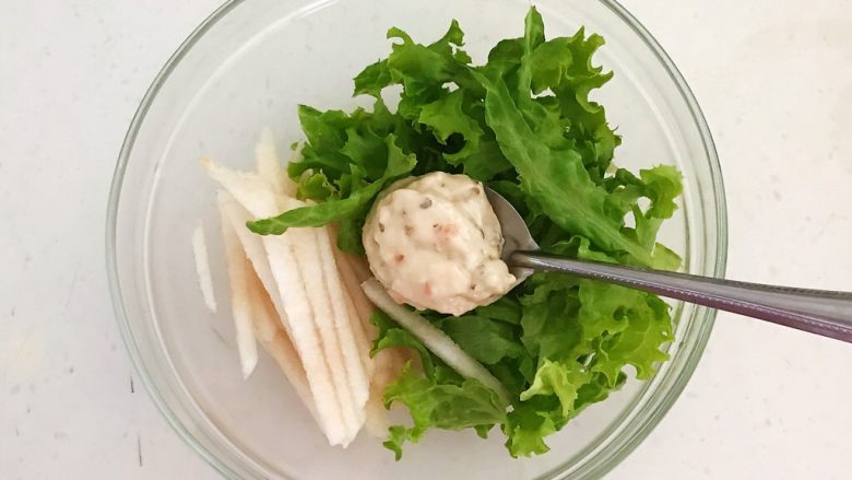 减脂健身菜  柠香黑椒三文鱼果蔬沙拉,把梨丝和生菜放在一个大碗里，加入1勺沙拉酱