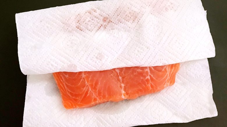 减脂健身菜  柠香黑椒三文鱼果蔬沙拉,用厨房用纸吸去三文鱼表面的水份