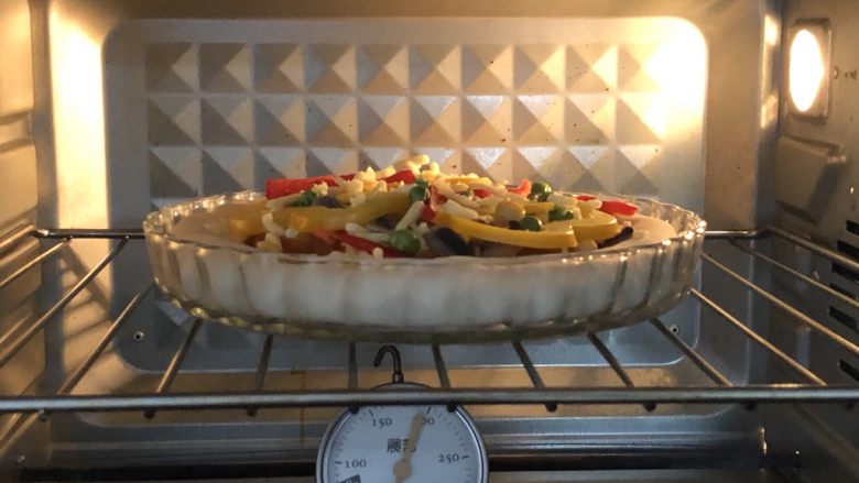 奥尔良卷边披萨,放入预热好的烤箱上190度下180度，烤20分钟左右即可