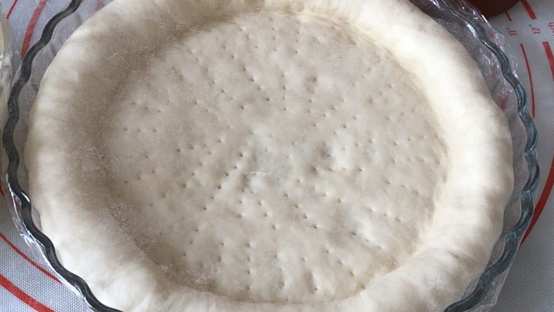 奥尔良卷边披萨,发酵至小孔微胀，边缘饱满圆润即可

预热烤箱，上190度下180度 10分钟