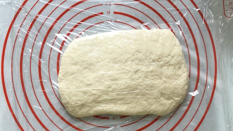 奥尔良卷边披萨,压平，盖上保鲜膜，发酵至2-2.5倍大即可