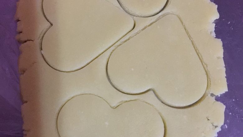 心型饼干（520）,撕去上面的保鲜膜 用模具压出形状 然后轻轻取下