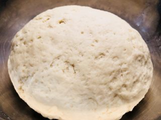 奶香松软大馒头,逐渐的加入发酵粉的温牛奶并搅拌面粉至絮状，和好的面揉光