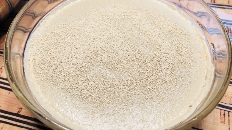 奶香松软大馒头,酵母将酵母粉放入温水中搅拌使其混合后静置5分钟左右