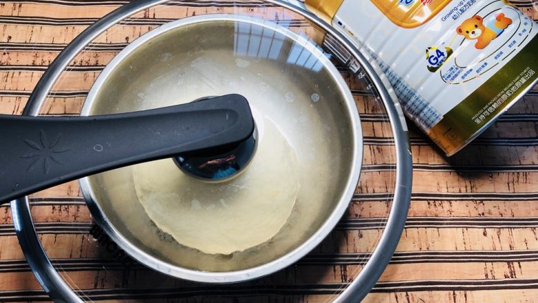 奶香松软大馒头,把揉好的面团放在盆中，盖上锅盖上，放置温暖处进行发酵