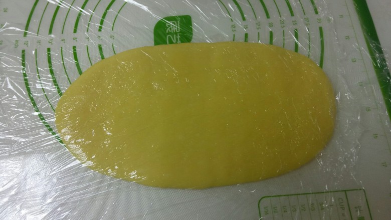瓜子酥,盖上保鲜膜，擀成薄片。