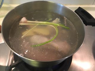 中式鸡肉沙拉,加进煮鸡全腿的汤锅里，水开后继续煮15分钟