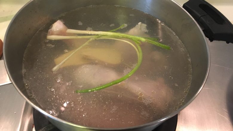 中式鸡肉沙拉,加进煮鸡全腿的汤锅里，水开后继续煮15分钟
