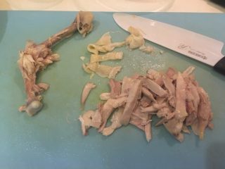 中式鸡肉沙拉,鸡全腿降温后，先脱鸡皮切丝，鸡腿肉用手直接鲁下再剥成丝状