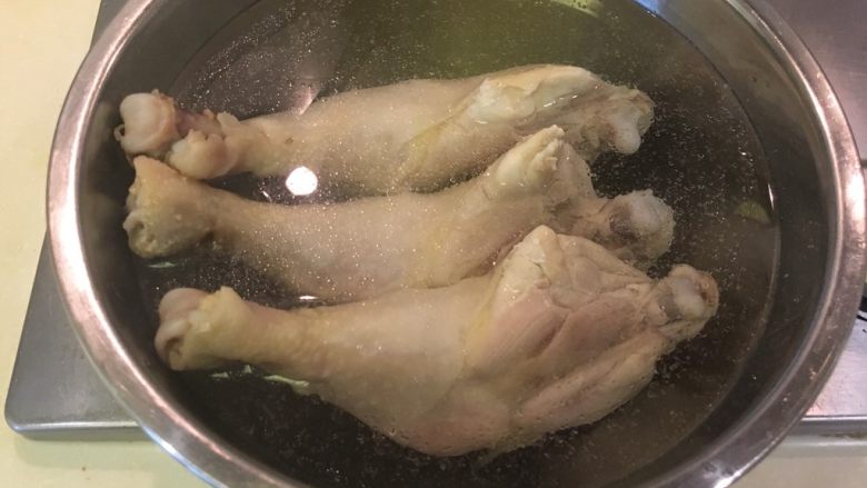 中式鸡肉沙拉,鸡全腿捞起后直接泡进盐巴水里降温