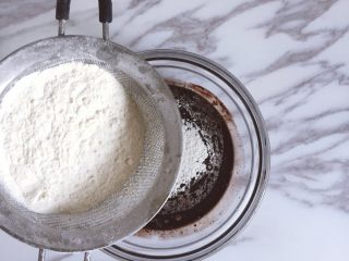巧克力戚风,巧克力碗温度降下来以后，筛入面粉
