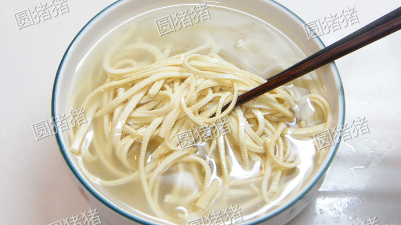 凉拌干丝——让干丝柔软的窍门,在碗内注入一碗烧开的热开水，用筷子略搅拌一下，放置浸泡2分钟。