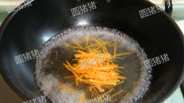 凉拌干丝——让干丝柔软的窍门,锅内烧开水，放入胡萝卜氽烫1分钟捞起，用凉开水冲凉。