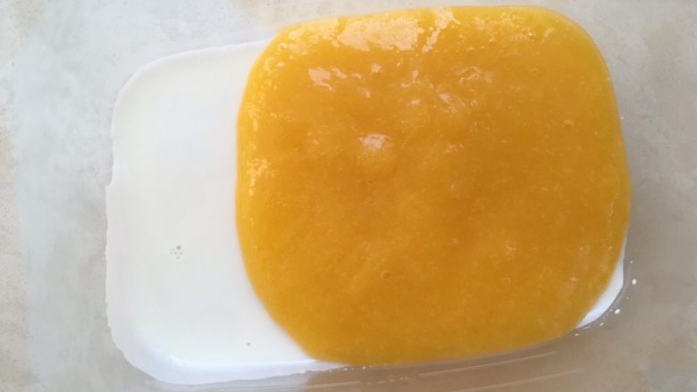 芒果千层糕,冰箱取出凝固的牛奶层，轻轻倒入芒果泥