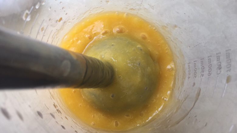芒果千层糕,将芒果倒入料理机内，连糖水一起加入，打成芒果泥