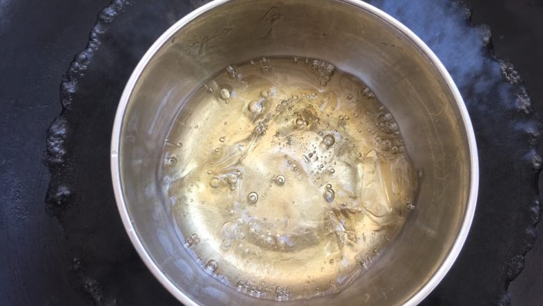 芒果千层糕,剩下两片吉利丁片滤干水份，隔水加热至吉利丁融化