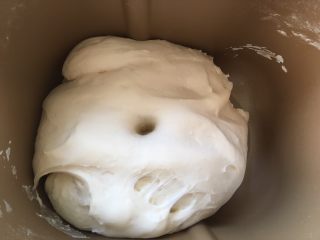 独角兽奶黄包,这时候面团也快发好啦，用手指沾点干粉按下去有个圆圆的洞即可