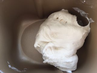 独角兽奶黄包,启动揉面程序活成面团，之后盖保鲜膜室温发酵
