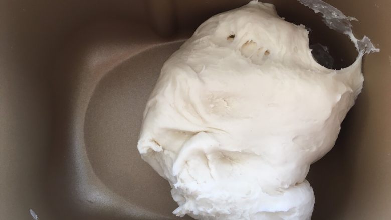 独角兽奶黄包,启动揉面程序活成面团，之后盖保鲜膜室温发酵