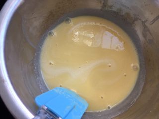 独角兽奶黄包,隔水加热，边加热边搅拌