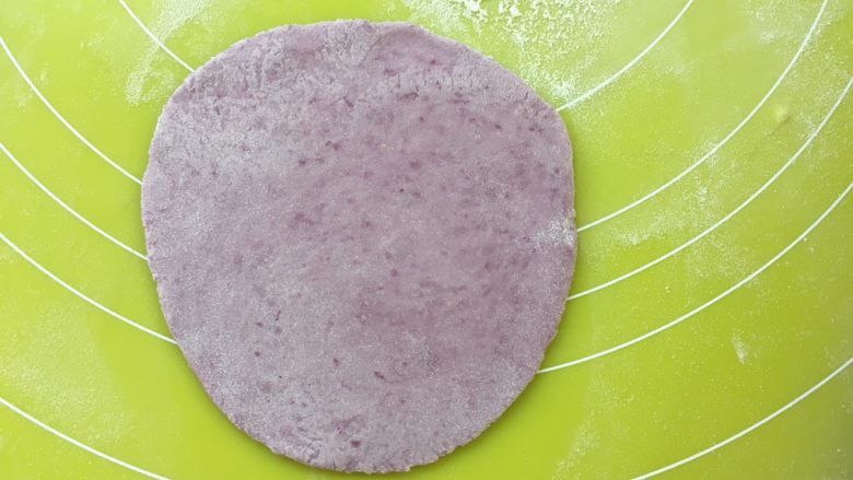 独角兽奶黄包,取一份紫色面团，擀成薄片