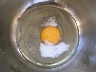 独角兽奶黄包,发酵面团的时间来做奶黄馅，鸡蛋加砂糖，图片是先拍的半份的量