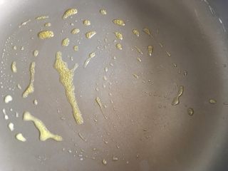 抹茶毛巾卷,平底锅刷上一层黄油