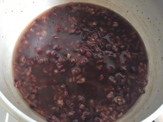 抹茶毛巾卷,Ps：蜜豆的做法
豆豆和糖放入锅中煮熟