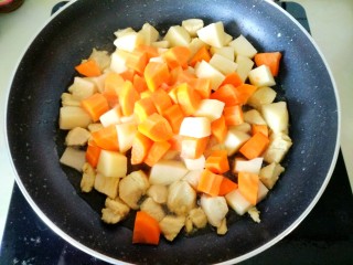 咖喱鸡肉饭,加入胡萝卜和土豆块翻炒均匀