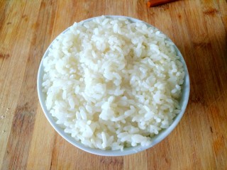 咖喱鸡肉饭,米饭放入碗里，压实
