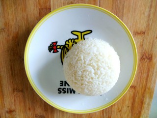 咖喱鸡肉饭,把米饭倒扣在盘子里