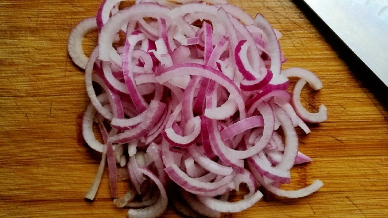 马蹄肉馅饼,选用紫皮的小洋葱，切成细条。
